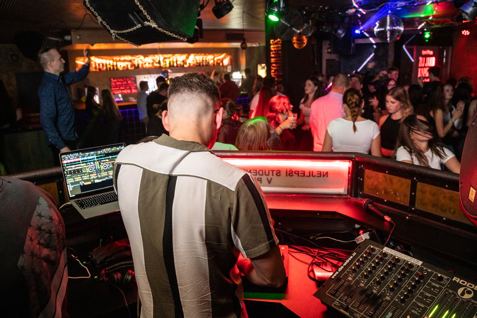 DJ na klubové akci v rámci R.F.EVENTS